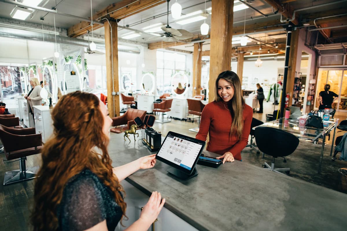 Emprendedoras gestionando ventas y stock desde una laptop